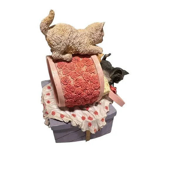 Westland Musical Figurine Kittens Playing With Hat Box Tune "Whats New Pussycat" - Picture 3 of 6